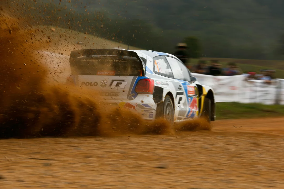 Why does overtake seems rarely happen in rally racing?